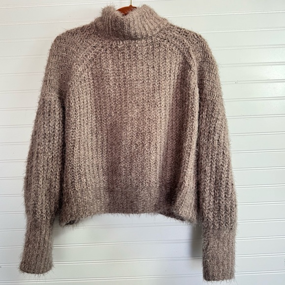 Express Women’s Mock Neck Knit Sweater Cropped Fuzzy Sz M Pullover - Picture 15 of 15